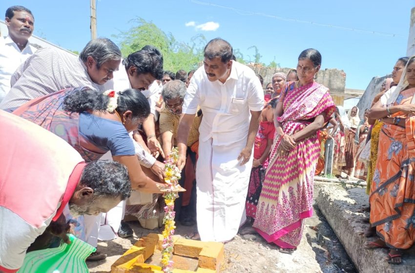  2 கிராமங்களில் கலையரங்கம் கட்டும் பணி; மார்க்கண்டேயன் எம்.எல்.ஏ. தொடக்கி வைத்தார்