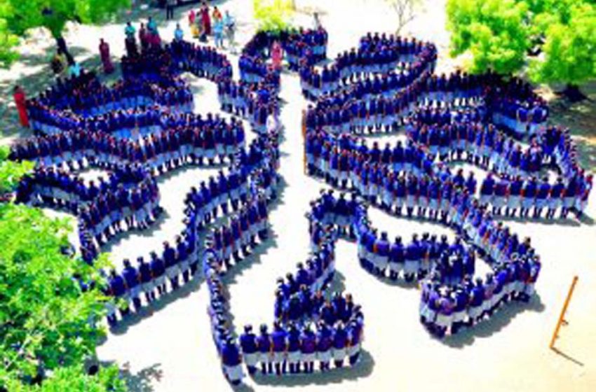  தமிழக அரசின் செஸ் ஒலிம்பியாட் சின்னத்தை உருவாக்கிய  கோவில்பட்டி மாணவிகள்