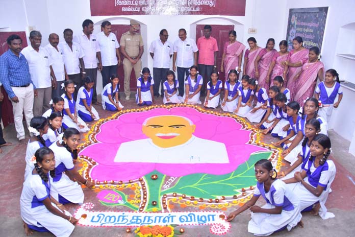  கோவில்பட்டியில் காமராஜர் ஓவியத்தை சுற்றி  120 அகல் விளக்குகள் ஏற்றி மாணவிகள் மரியாதை