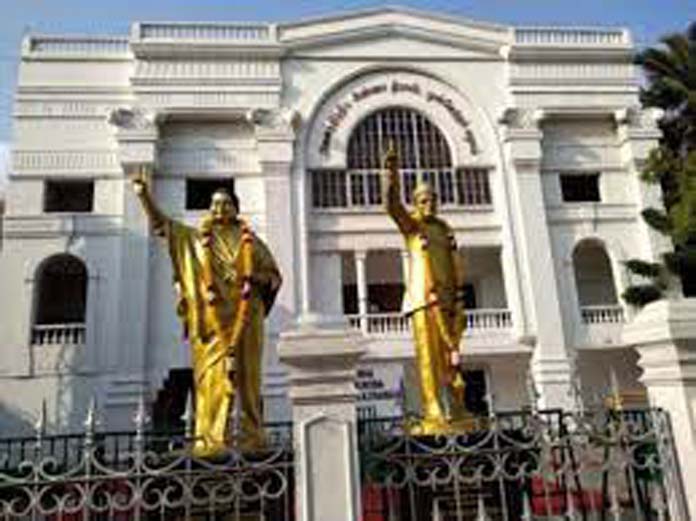  சீல் அகற்றப்பட்டதால் அ.தி.மு.க. அலுவலகம் திறப்பு; கணினி அறை சூறை- நினைவு பரிசுகள் மாயமானதால் அதிர்ச்சி