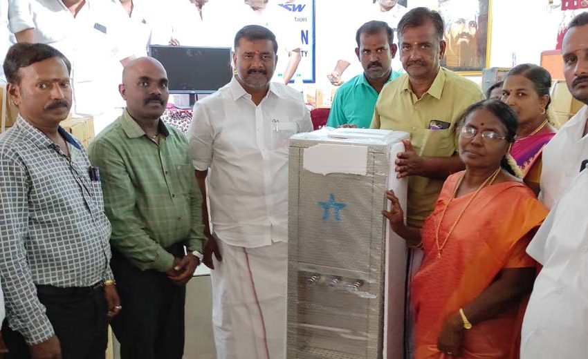  அரசு பள்ளிகளுக்கு 4 சுத்திகரிக்கப்பட்ட குடிநீர் இயந்திரம், 7 கணினிகள்