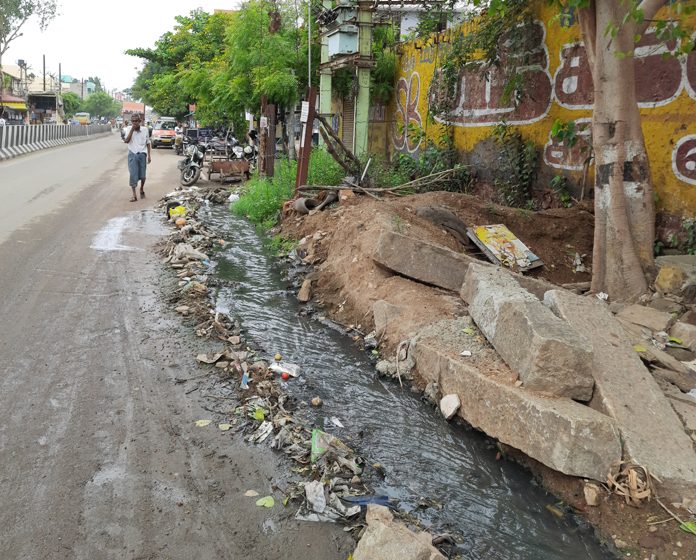  கோவில்பட்டி புதுரோட்டில் ஆமை வேகத்தில் நடக்கும் சாக்கடை சீரமைப்பு பணி; மக்கள் கடும் அவதி