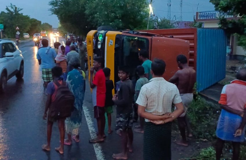  கோவில்பட்டி அருகே மினி லாரி கவிழ்ந்து விபத்து