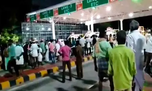  கோவில்பட்டி அருகே சுங்கசாவடியில் காங்கிரசார் மறியல்: 36 பேர்மீதுவழக்கு