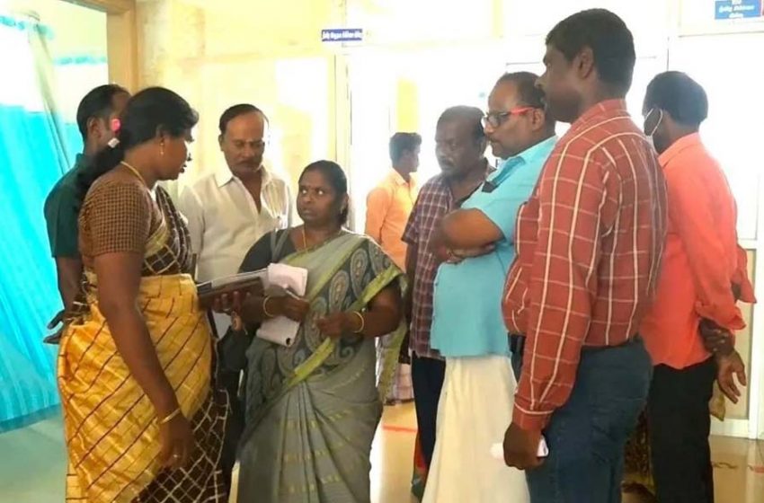  பள்ளிக்கூட பஸ்சின் அவசரவழிக்கதவு திறந்ததால் கீழே விழுந்த மாணவி படுகாயம்; தாசில்தார் நேரில் விசாரணை