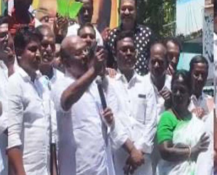  அ.தி.மு.க. கண்டன ஆர்ப்பாட்டத்தில்  டி.ஜெயக்குமார் பாட்டுப்பாடினார்