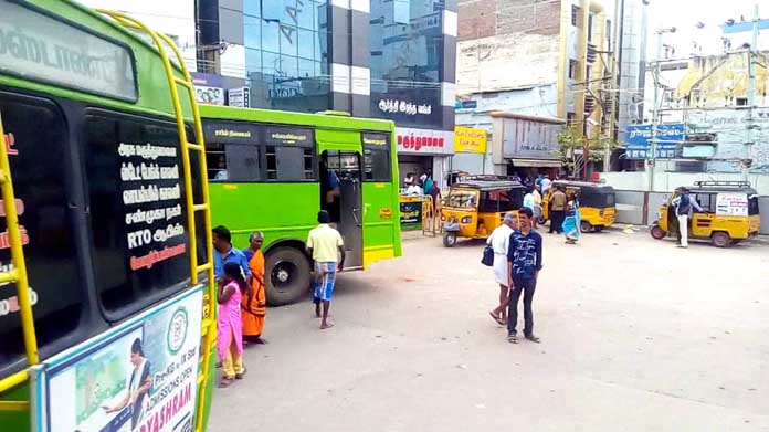  கோவில்பட்டி பஸ் நிலையத்துக்குள் பெர்மிட் இல்லாமல் வந்து செல்லும் மினி பஸ்கள்; கலெக்டருக்கு புகார் மனு