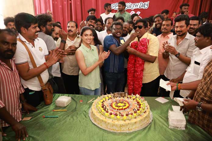  `மாமன்னன்’ படக்குழுவினருடன் கேக் வெட்டி பிறந்தநாள் கொண்டாடிய வடிவேலு