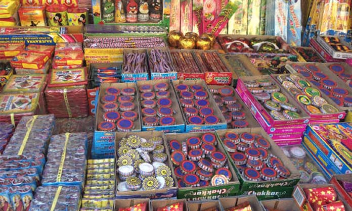  தீபாவளி: சிவகாசி பகுதியில் ரூ.6 ஆயிரம் கோடிக்கு பட்டாசுகள் விற்பனை