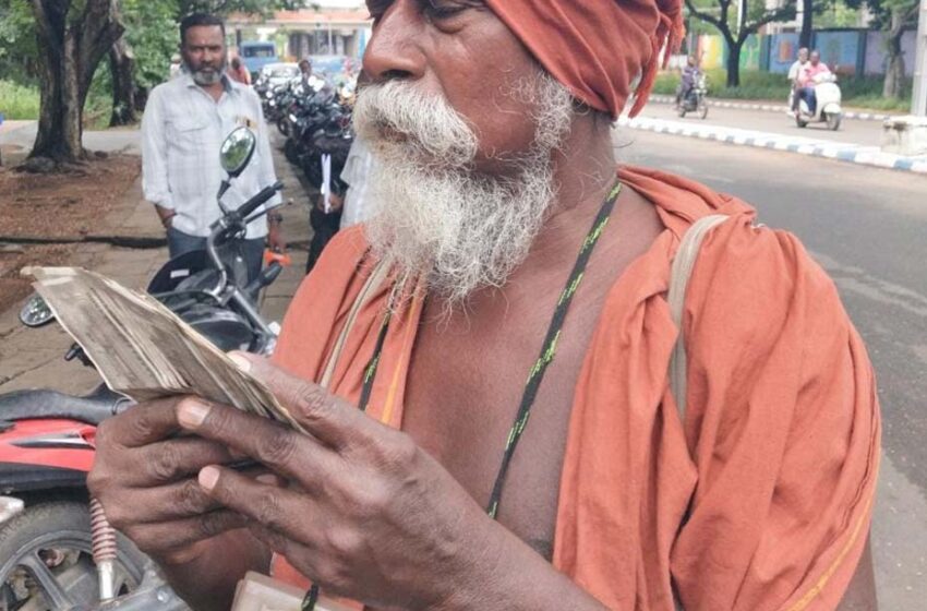  நெகிழ்ச்சி சம்பவம்:தூத்துக்குடியை சேர்ந்த யாசகர், முதல்வர் நிவாரண நிதிக்கு ரூ.10 ஆயிரம் வழங்கினார்