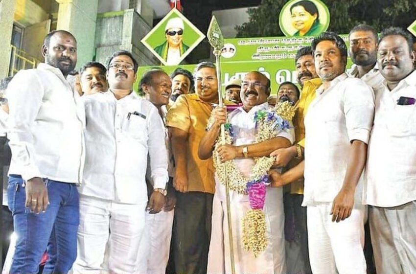  டி.ஜெயக்குமாருக்கு வீரவாள் பரிசு