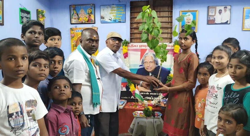  அப்துல் கலாம் பிறந்த நாள் பேச்சுப்போட்டி ; மாணவிகளுக்கு மரக்கன்றுகள் பரிசு