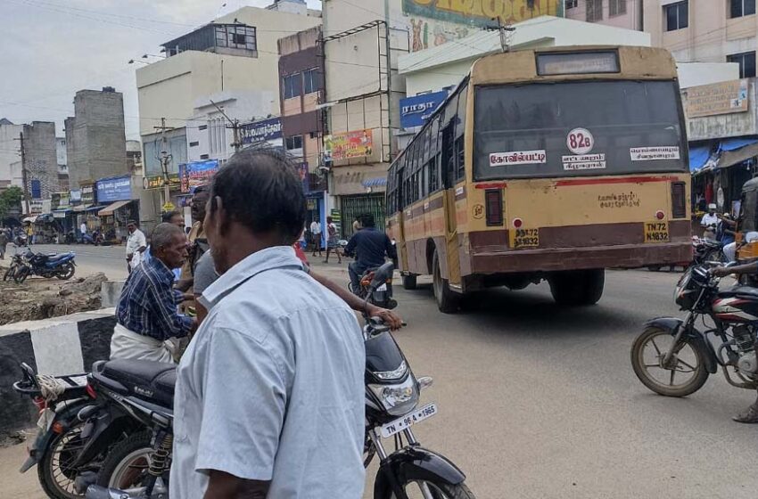  கோவில்பட்டியில் நடுரோட்டில் பழுதாகி நின்ற அரசு பஸ் ; போக்குவரத்து நெரிசல்-மக்கள் அவதி