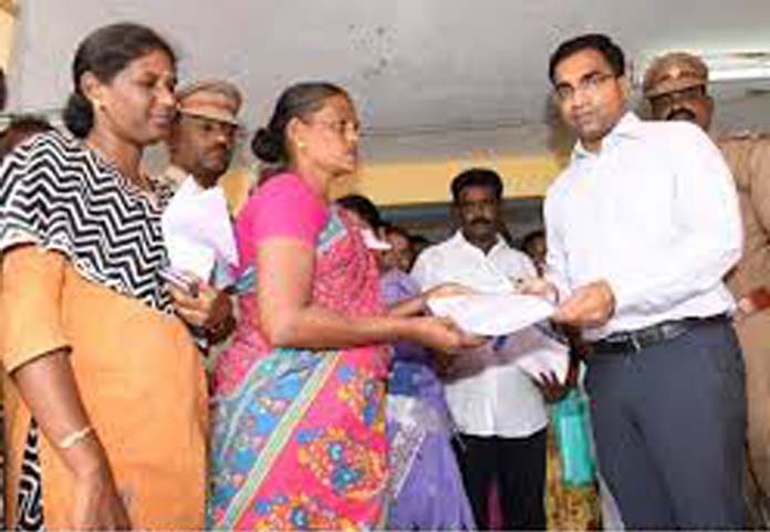  கோவில்பட்டி அருகே மக்கள் தொடர்பு முகாமில் கலந்து கொள்ளாத அதிகாரிகள்; ஆட்சியர் ஆவேசம்