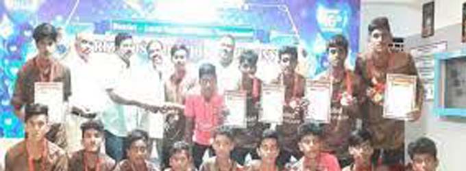  கோவில்பட்டியில் மாணவர் கால்பந்து போட்டி: காயல்பட்டினம் அணிக்கு பரிசு கோப்பை