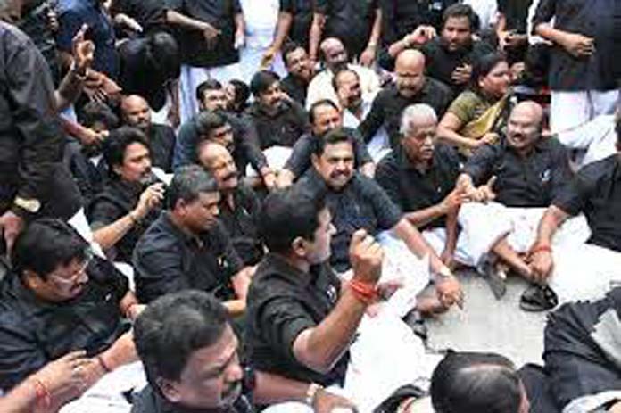  தடையை மீறி போராட்டம்; எடப்பாடி பழனிசாமி-எம்.எல்.ஏ.க்கள்  கைது