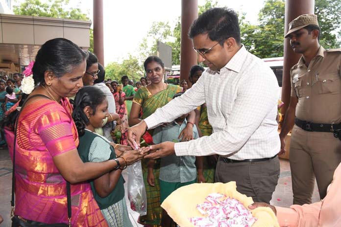  குழந்தைகள் தின விழா; கலெக்டர் இனிப்பு வழங்கினார்