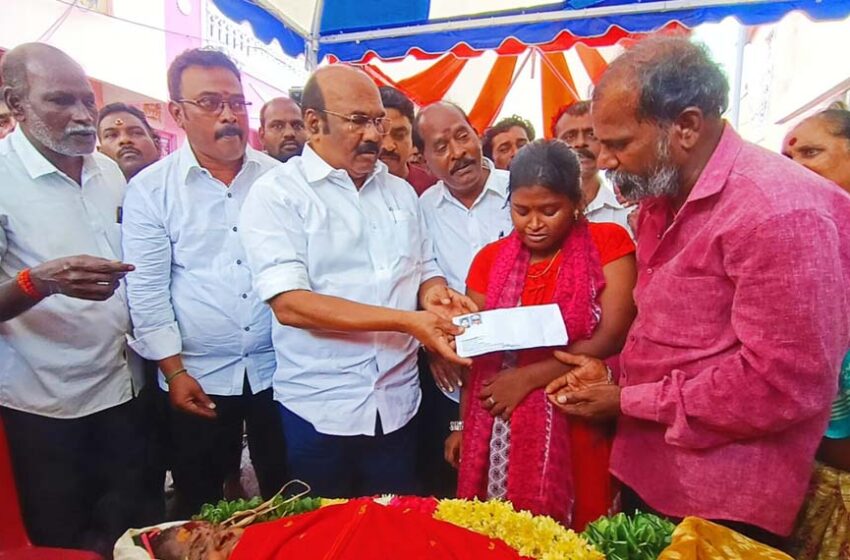  சென்னையில் மழைக்கு பலியான பெண்ணின் குடும்பத்துக்கு  நிவாரண உதவி வழங்கினார்  டி.ஜெயக்குமார்