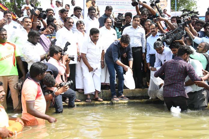  தாமிரபரணி ஆற்றில் கெண்டை மீன்குஞ்சுகள் வளர்ப்பு: 2 அமைச்சர்கள் முன்னிலையில் உதயநிதி ஸ்டாலின் தொடக்கி வைத்தார்