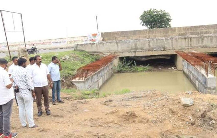  தூத்துக்குடி புறவழிச்சாலையில் வடிகால் அமைக்கும் பணி; மேயர் பார்வையிட்டார்