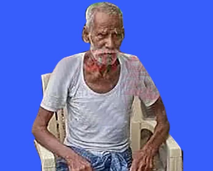  கிணற்றில் விழுந்த கோழியை காப்பாற்ற முயன்ற முதியவர் வெளியே வரமுடியாமல் தவிப்பு; தீயணைப்பு வீரர்கள்  மீட்டனர்