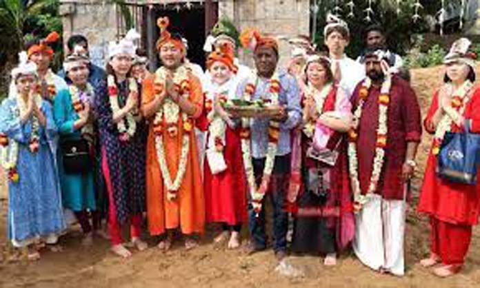  கும்பகோணம் கோவிலில் ஜப்பான் நாட்டினர்  சாமி தரிசனம்