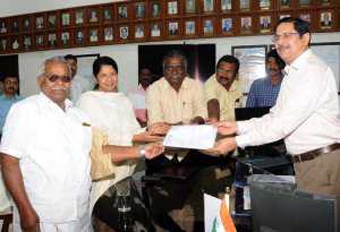  தூத்துக்குடிக்கு புதிய விரைவு ரெயில்கள்; தென்னக ரெயில்வே மேலாளரிடம் கனிமொழி எம்.பி. கோரிக்கை