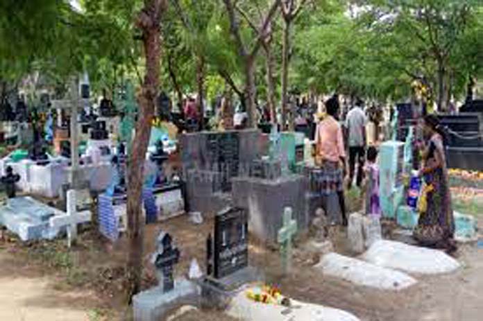  கல்லறை திருநாள்: மெழுகுவர்த்தி ஏற்றி கிறிஸ்தவர்கள் பிரார்த்தனை