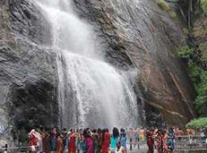 குற்றாலம் அருவிகளில் ஆர்ப்பரிக்கும் தண்ணீர்; சுற்றுலா பயணிகள் உற்சாகம்