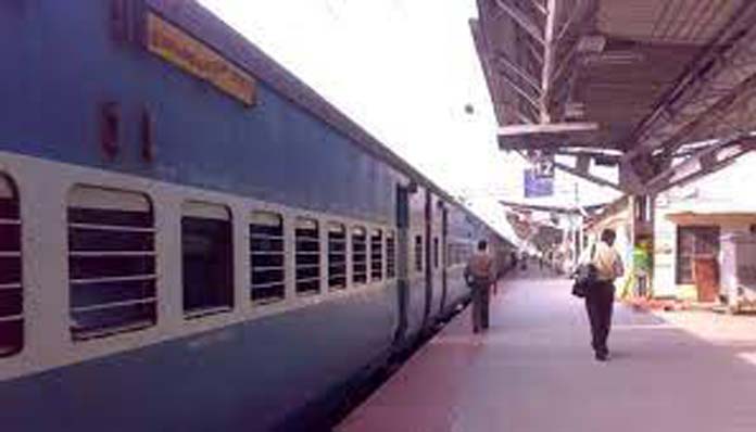  8 ரெயில் நிலையங்களில் நடைமேடை டிக்கெட் கட்டணம் மீண்டும் ரூ.10 ஆக நிர்ணயம்