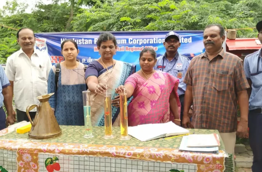  கோவில்பட்டி: பெட்ரோல், டீசல் தரத்தை வாடிக்கையாளர்கள் பரிசோதனை செய்தனர்