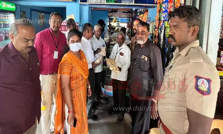  கோவில்பட்டியில் பள்ளிக்கூடம் அருகே புகையிலை பொருட்கள் விற்பனையா? கடைகளில் அதிகாரிகள் திடீர் ஆய்வு