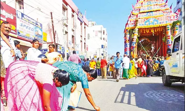  மதுரையில் மீனாட்சி அம்மன் -சுந்தரேசுவரர் சப்பர திருவிழா; வீதிகளில் தூவிய அரிசியை பெண்கள் வீடுகளுக்கு கொண்டு சென்றனர்