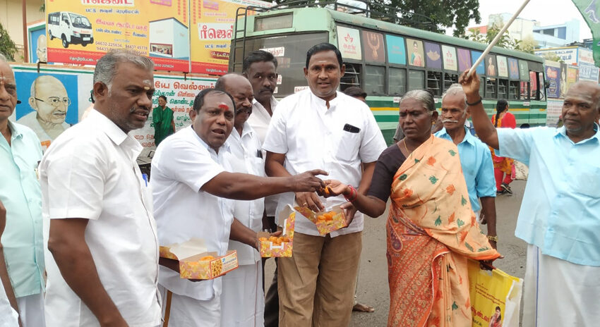  இமாச்சலப் பிரதேச தேர்தல்  வெற்றி: கோவில்பட்டியில் காங்கிரசார் இனிப்பு வழங்கி கொண்டாட்டம்