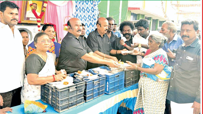  ஜெயலலிதா நினைவு நாளில் அன்னதானம்;  டி.ஜெயக்குமார் வழங்கினார்