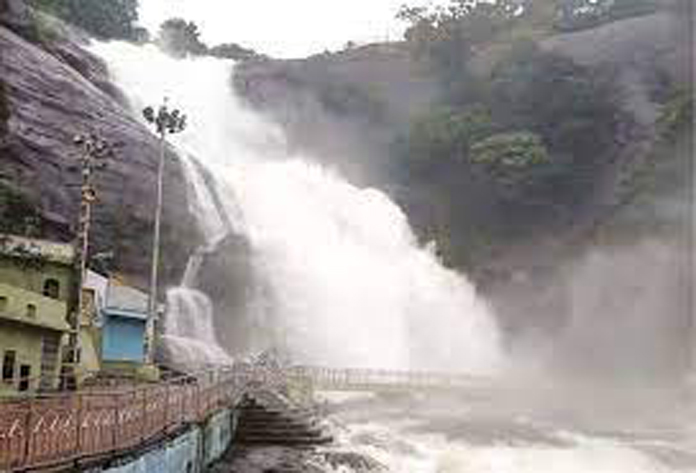  குற்றாலம் அருவிகளில் வெள்ளப்பெருக்கு; அய்யப்ப பக்தர்கள் ஏமாற்றம்