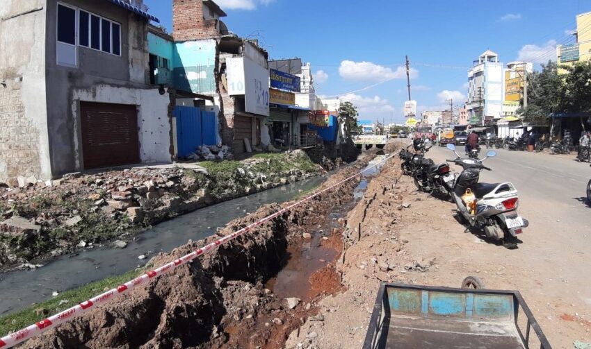  கோவில்பட்டி மெயின்ரோடு ஓடையில் தடுப்பு சுவர், நடைபாதை;  ரூ.87 லட்சம் செலவில் பணிகள்  தொடக்கம்