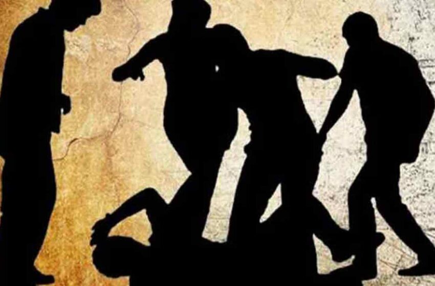  கோவை நீதிமன்றத்தில் ஆஜராகிவிட்டு வெளியே வந்த 2 பேருக்கு சரமாரி வெட்டு; ஒருவர் பலி