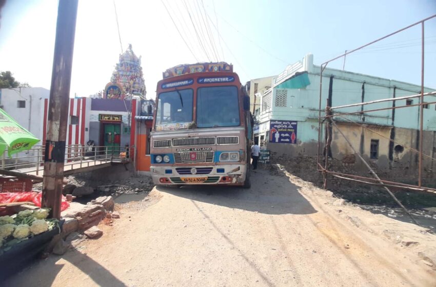  கோவில்பட்டி தினசரி சந்தைக்கு செல்லும் ஓடைபாலத்தில் சரிந்த லாரி;  போக்குவரத்து பாதிப்பு