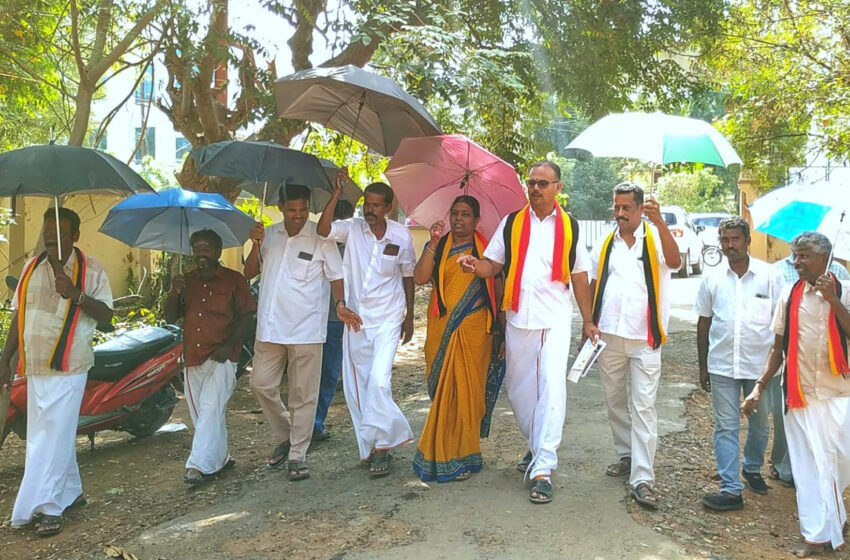  கோவில்பட்டியில் சாலை விரிவாக்கத்தின் போது அகற்றப்பட்ட பயணிகள் நிழற்குடைகளை, மீண்டும் அமைக்ககோரி தே.மு.தி.க.வினர் குடைபிடித்து  ஆர்ப்பாட்டம்