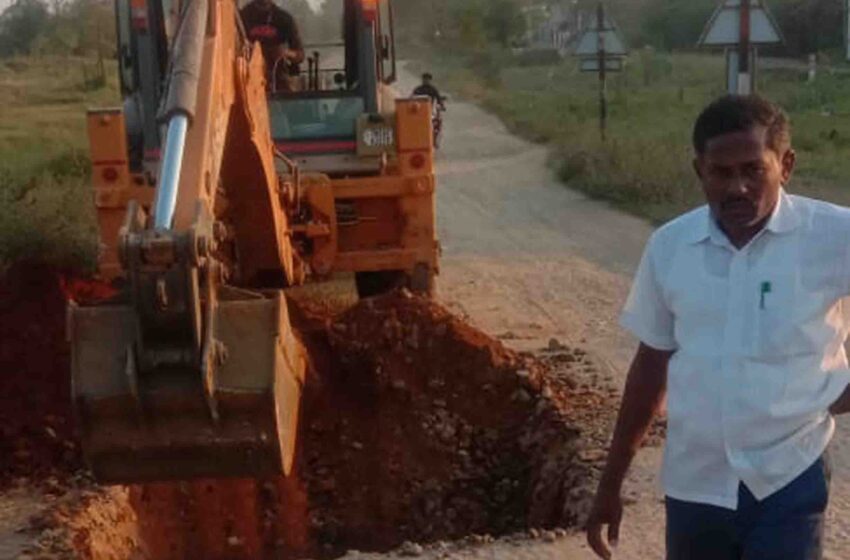  கடையம் பகுதி கல்குவாரிகளில் இருந்து கனிமவள பொருட்கள் கேரளா கடத்தப்படுவதை தடுக்க சாலையில் பள்ளம் தோண்டிய மக்கள்  