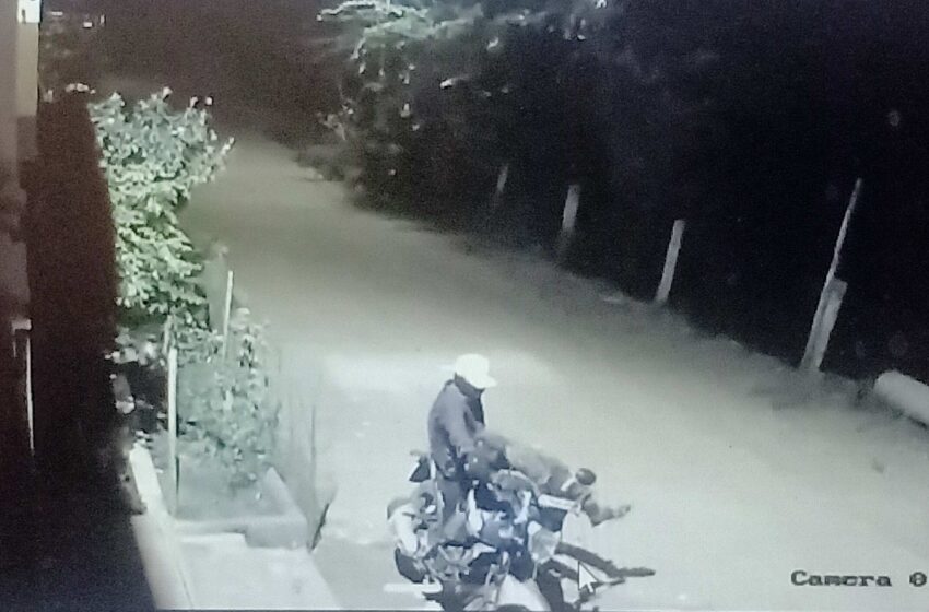  கோவில்பட்டி அப்பனேரி வெங்கடேஸ்வரா கார்டனில் பூட்டிய வீட்டின் கதவு  உடைப்பு;மோட்டார் சைக்கிள் திருடிய மர்ம நபர்- சி.சி.டி.வி.காட்சி வெளியானது