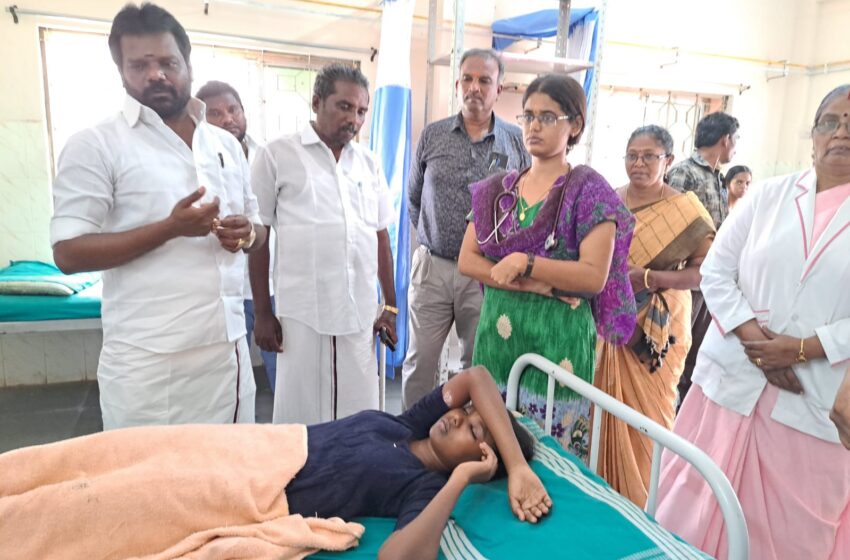  கடந்தை தேன் குளவிகள் கடித்த மாணவிகளுக்கு சிகிச்சை;யூனியன்  தலைவர் நேரில் ஆறுதல்