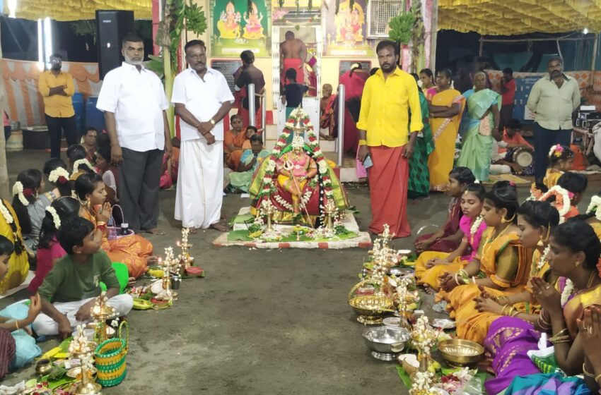  கோவில்பட்டி வேலாயுதபுரம் மாரியம்மன் கோயில் பங்குனி திருவிழா; திருவிளக்கு பூஜையில் பெண்கள் பங்கேற்பு  