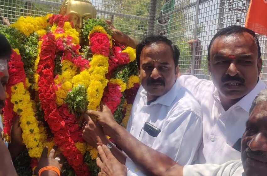  அம்பேத்கர்  சிலைக்கு பா.ஜனதா, காங்கிரஸ் சார்பில்  மாலை அணிவிப்பு