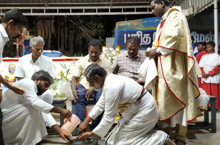  பெரிய வியாழன் : அப்போஸ்தலர்களின் பாதங்களை கழுவி முத்தமிட்ட பங்கு தந்தை
