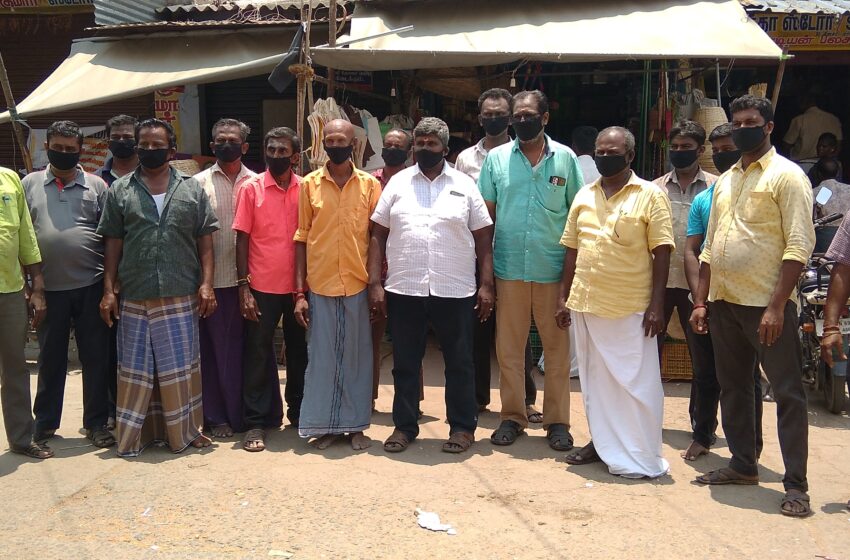  கோவில்பட்டி மார்க்கெட் வியாபாரிகள்  வாயில் கருப்பு துணி கட்டி  போராட்டம்
