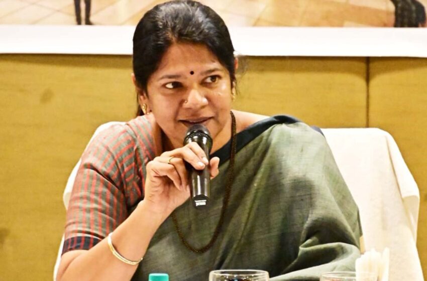  கொலை செய்யப்பட்ட கிராம நிர்வாக அதிகாரி குடும்பத்துக்கு ரூ.1 கோடி நிவாரண தொகை; கனிமொழி எம்.பி. வழங்கினார்
