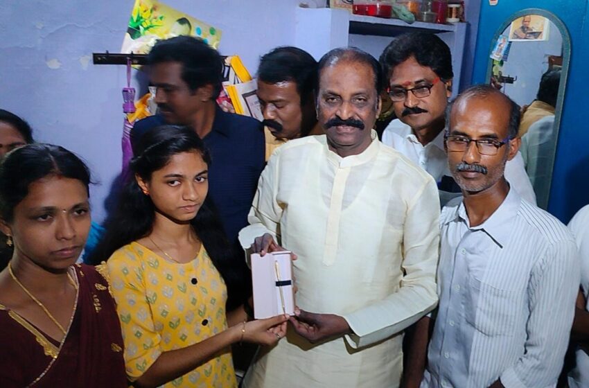  பிளஸ்-2 சாதனை மாணவிக்கு தங்கபேனா பரிசளித்து வைரமுத்து பாராட்டு