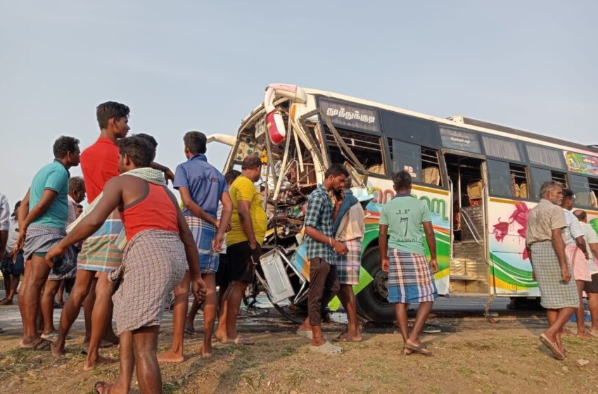  எட்டயபுரம் அருகே நின்று கொண்டிருந்த லாரி மீது பஸ் மோதியது ;40 பயணிகள் காயம்